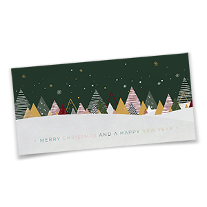 Weihnachtskarte mit kleinem bunten Weihnachtswald vor grünem Hintergrund und weißem Vordergrund.