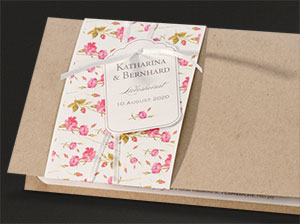 Detailaufnahme der, mit Blümchen bedruckten Banderole.