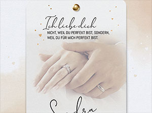 Detailansicht der Hände des Hochzeitspaares.