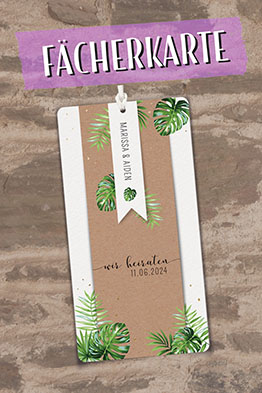 Einladungskarte zur Hochzeit, verziert mit grünen Blättern und angeknüpftem Anhänger.