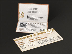 Darstellung der aufgeklappten Hochzeitseinladungen.