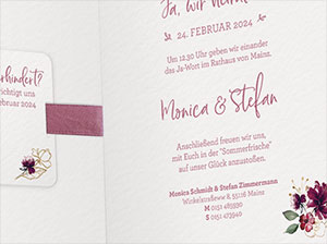 Detail der Karten-Innenseite. Gedruckte Texte, Satinband und romantische Blumenmuster.