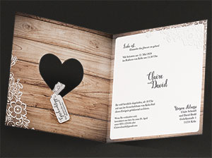 Darstellung der aufgeklappten Hochzeitseinladung.