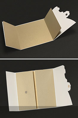 Aufgeklappte Einladungskarte mit goldenem Texteinlaeger.