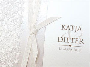 Detailaufnahme des Spitzenmusters und der Schleife
