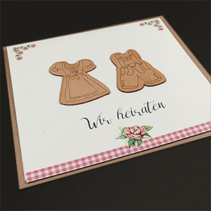 Detail der Holzapplikationen. Dirndl und Lederhose.