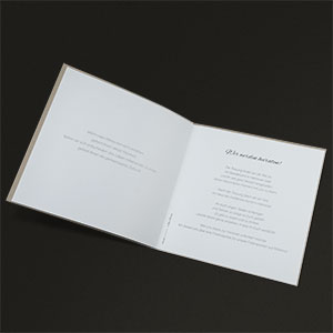 Vergrößerte Abbildung Aufgeklappte Hochzeitseinladung mit gedruckten Texten