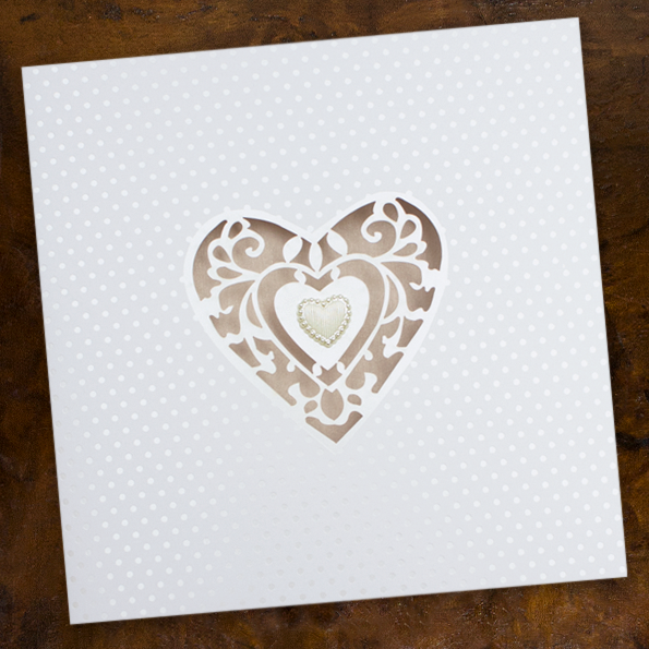 Hochzeitseinladungen – Weiß - Lasercut – vergrößerte Abbildung Weiße Einladungskarte zur Hochzeit mit einem filigran im Lasercutverfahren ausgeschnittenen Heerzen.