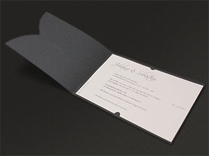 Aufgeklappte Darstellung der Hochzeitseinladungen