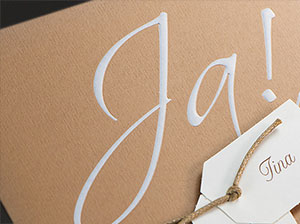 Hochzeitseinladungen – Vintage – Packpapier – Detail der beiden Anhänger