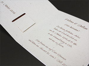 Hier ist die Einladungskarte aufgeklappt zu sehen.