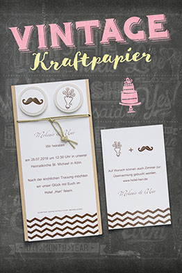 Große Hochzeitseinladung mit zwei aufgeklebten Buttons und angknüpfter Kordel, sowie eine kleinere Zusatzkarte. Beide im Vintage-Style gestaltet.