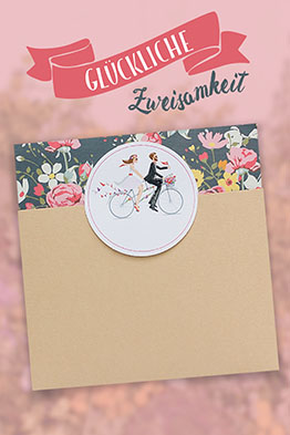 Romantische Einladungskarten zur Hochzeit, mit auf einem Tandem dem Glück entgegen fahrendem Brautpaar