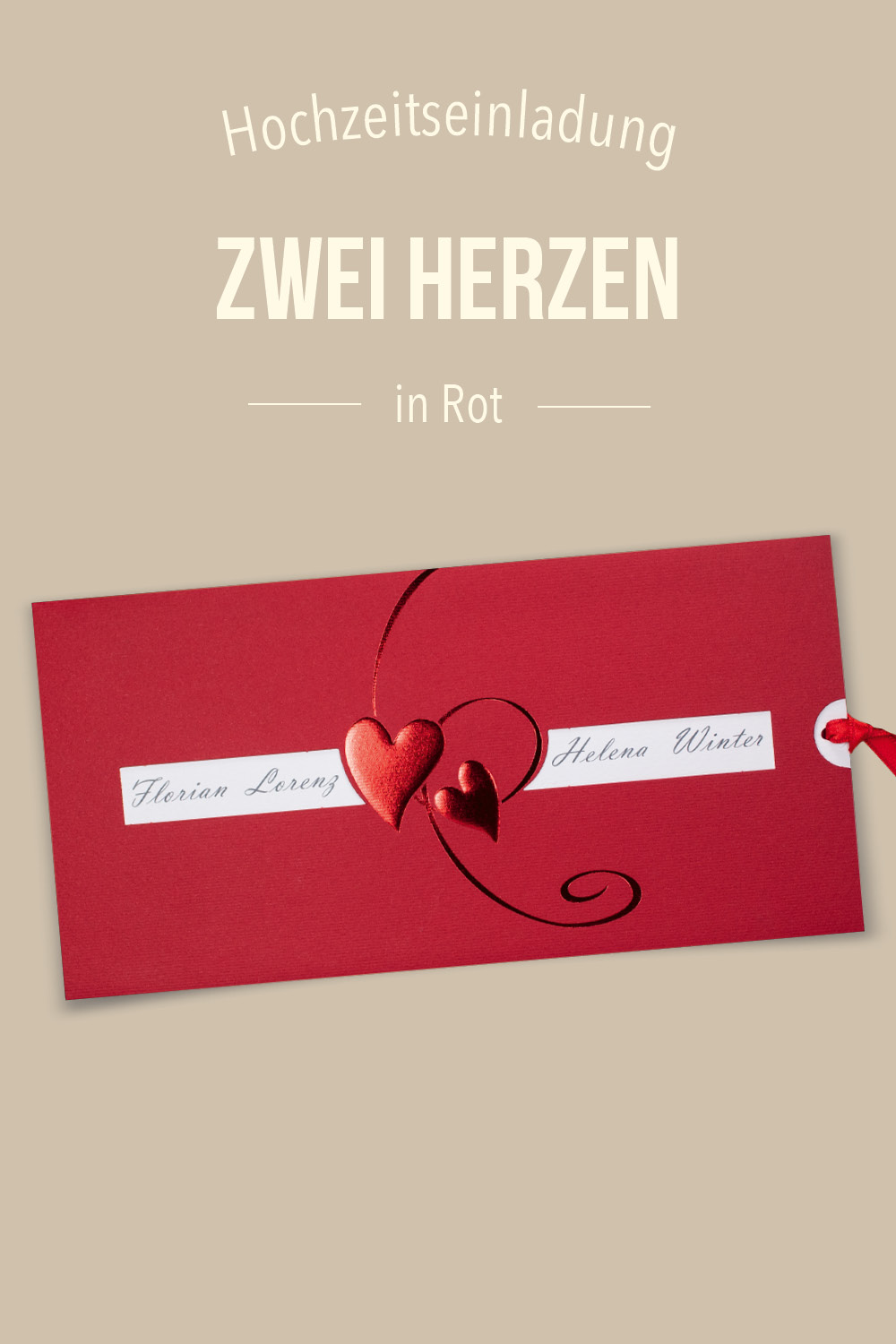 Schmale, rote Einladungskarten zur Hochzeit, mit zwei geprägten roten Herzen.