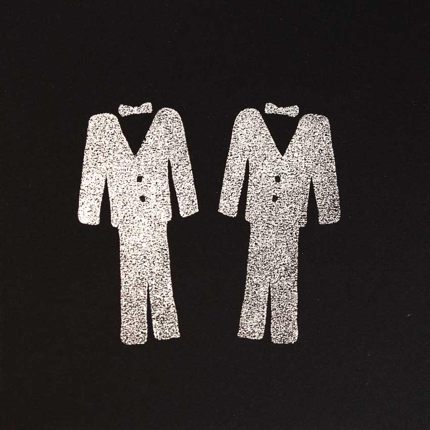 Hochzeitseinladungen zur Männerhochzeit aus schwarzem Karton mit silbernem, glänzenden Foliendruck.