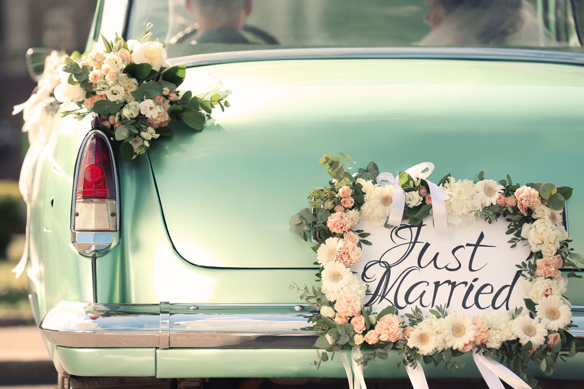 Geschmücktes Hochzeitsauto
