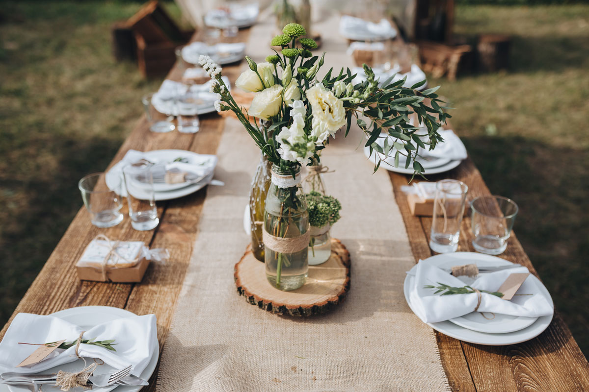 Zur Gartenhochzeit gedeckter Tisch