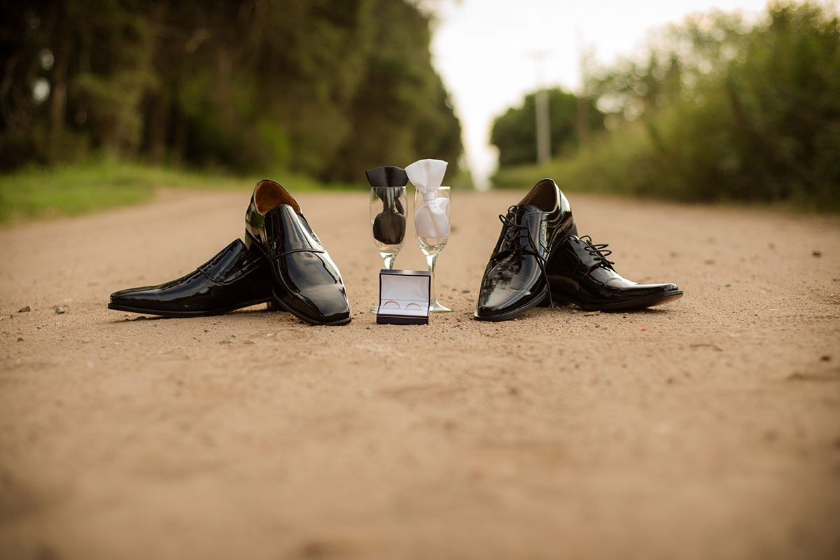 Schuhe von Bräutigam und Bräutigam. Er heiratet Ihn. LGBTQ-Hochzeit.